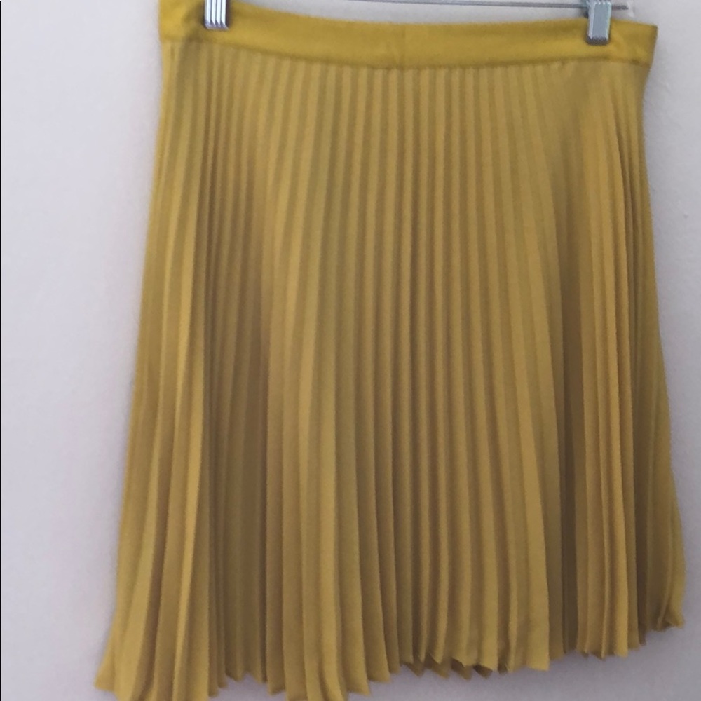 LOFT pleated knee-length mustard skirt NEVER WORN